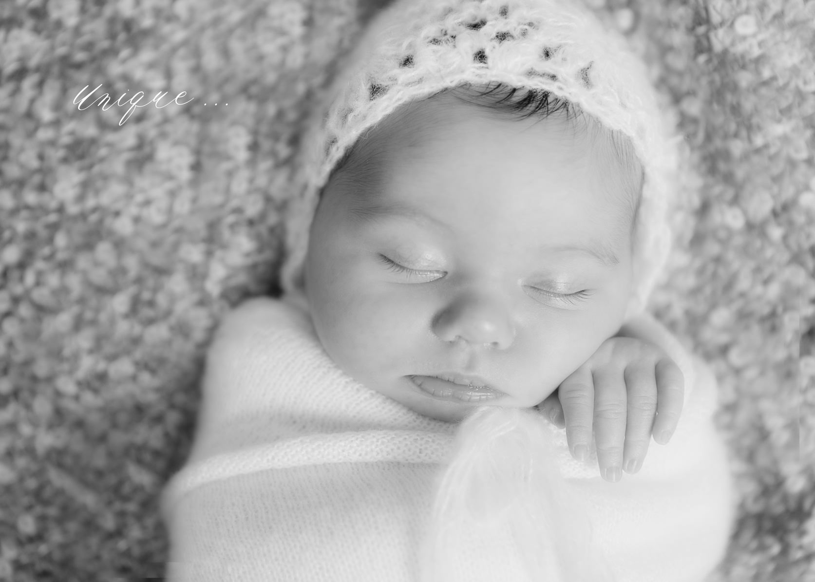 Sophia,séance minuscule, photo noir et blanc, mélanie durand photographe, photographe aix en provence, photographe velaux, photo nouveau né, photographe enfant, bébé et famille, photo home studio, accessoire wrap et bonnet