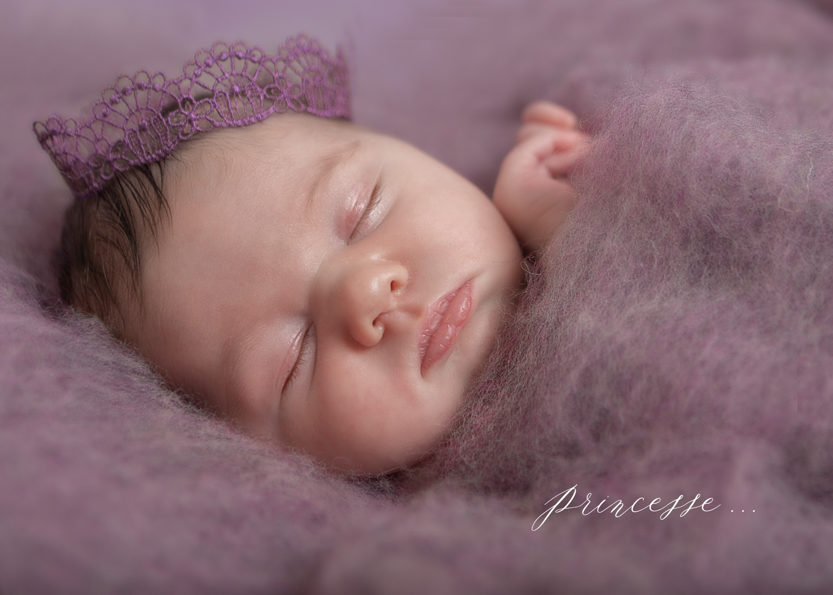 Sophia-10, séance minuscule, 2019, photographe naissance, photographe Marseille, photographe Vitrolles, photo studio, photographie petite princesse, newborn posing, poses artistiques, harmonie des couleurs, emmaillotages