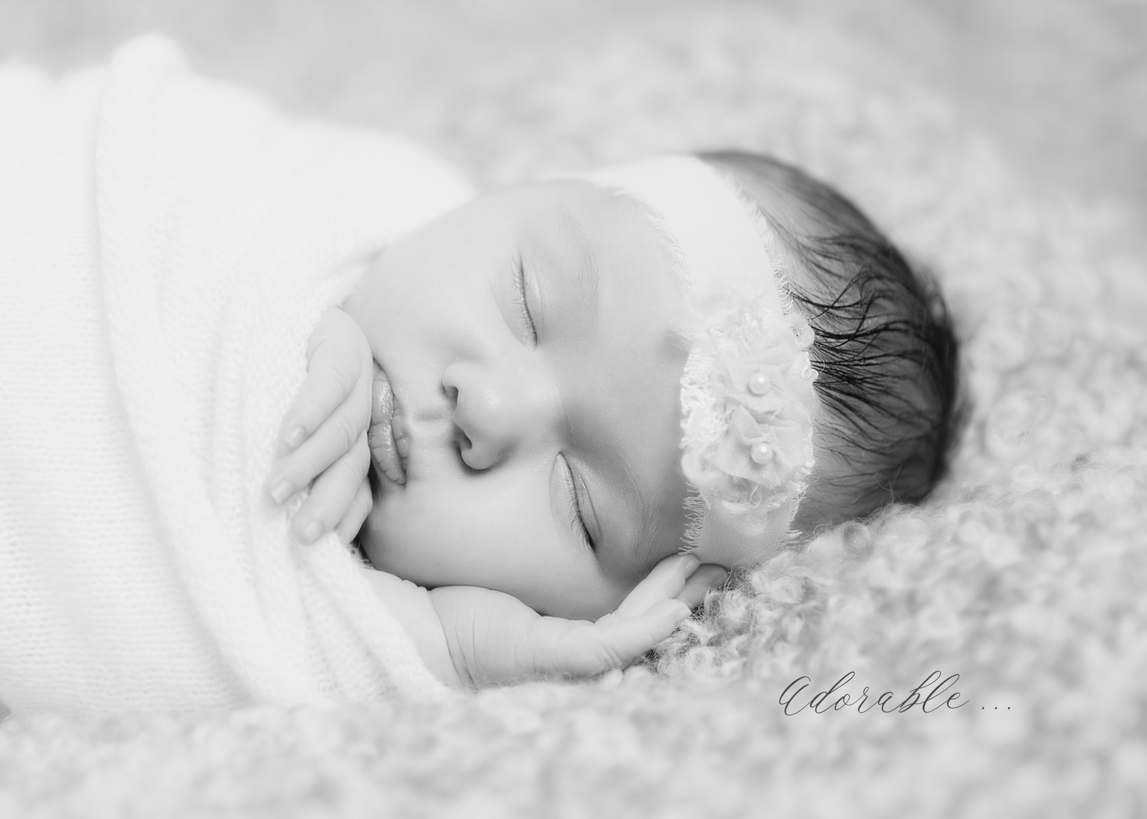 Sophia-4, séance minuscule, photo nouveau né, photo naissance, photographe Bouche du Rhône, photographie noir et blanc, photo petite fille, wrap, bébé emmailloté