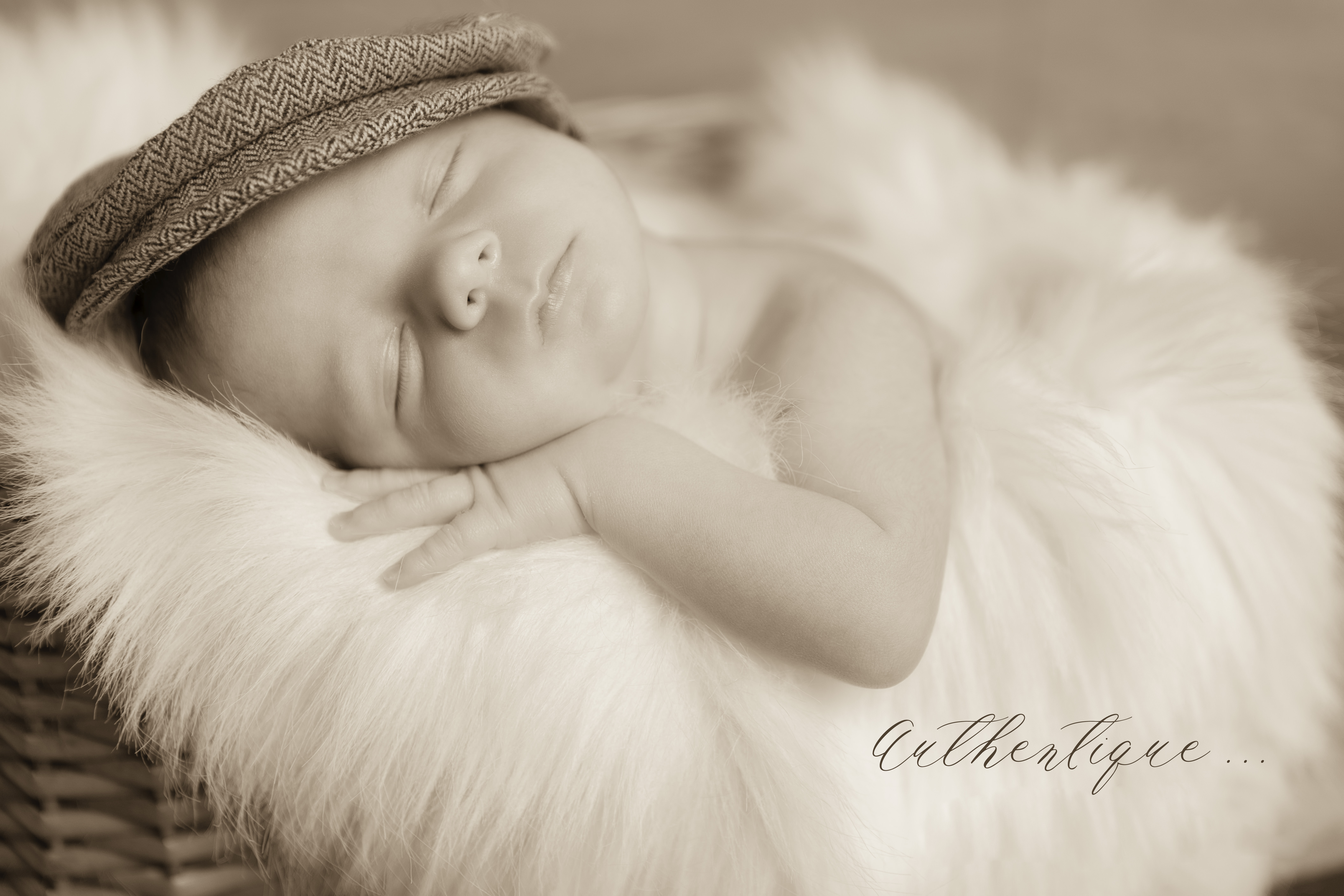 Photographe Ventabren, photo en studio, photo sépia, authentique, séance naissance,pret d'accessoires, plusieurs formules de tarifs, shooting nouveau-né, photographe portraitiste, photography little boy