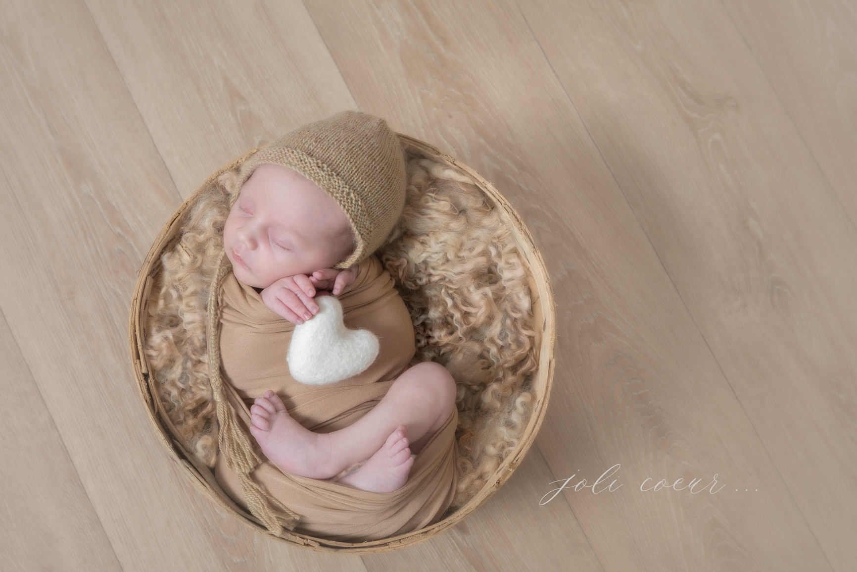 Accueil Mélanie Durand photographe- séance photo bébé-photo de famille-séance photo enfant-photographe Marseille-photographe PACA- photographe aix en provence-newbornphotography-newbornprops-baby kids-little boy-photo petit garçon-photo couleur-photo joli coeur-accessoire photo-canon France-fond studio-photo frères et soeurs-photo de famille- future maman