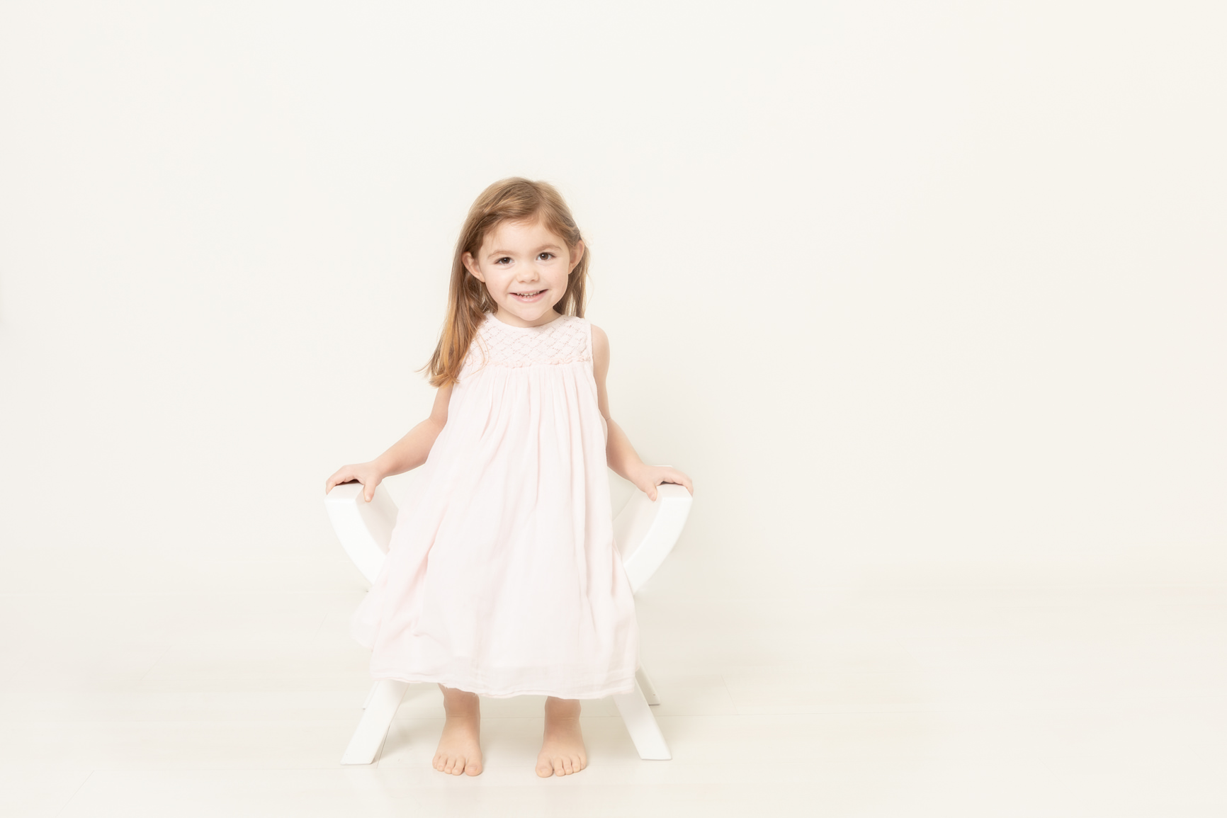 Adrienne-Couleur-16- Mélanie Durand Photographe- séance photo studio- séance photo enfant- Photographe Aix en Provence- photographe de France-page accueil- accessoire pour photographe- séance photo grossesse- little girl- photo enfant- photo naturelle-photographe Marseille-