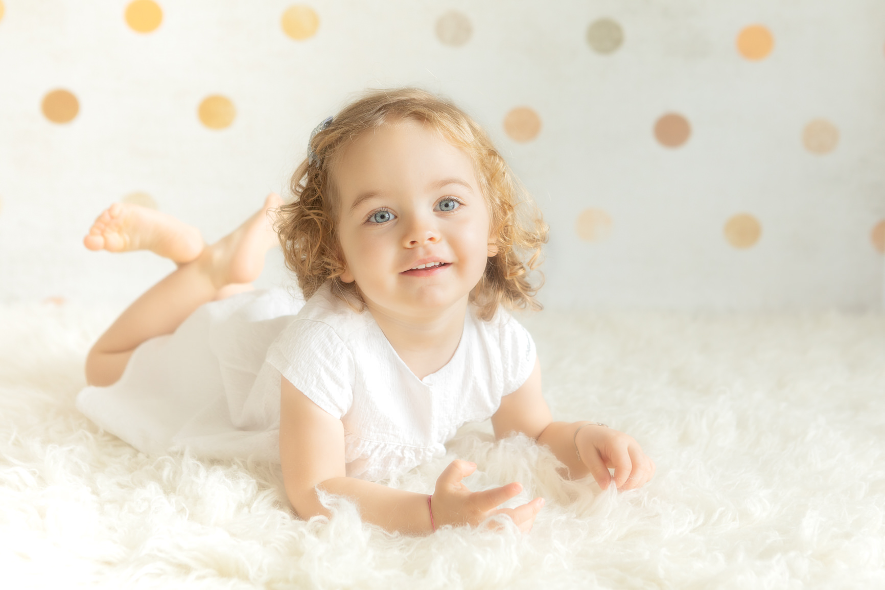 Louan et Eileen - Couleur (20)-Melanie Durand Photographe-photographe portraitiste-photographe PACA- carte cadeau-séance photo enfant- séance photo studio- photo de famille- photographe de France- photographe Marseille-Photographe Aix en Provence- little girl photography- Photo petite fille- photo couleur- fond studio