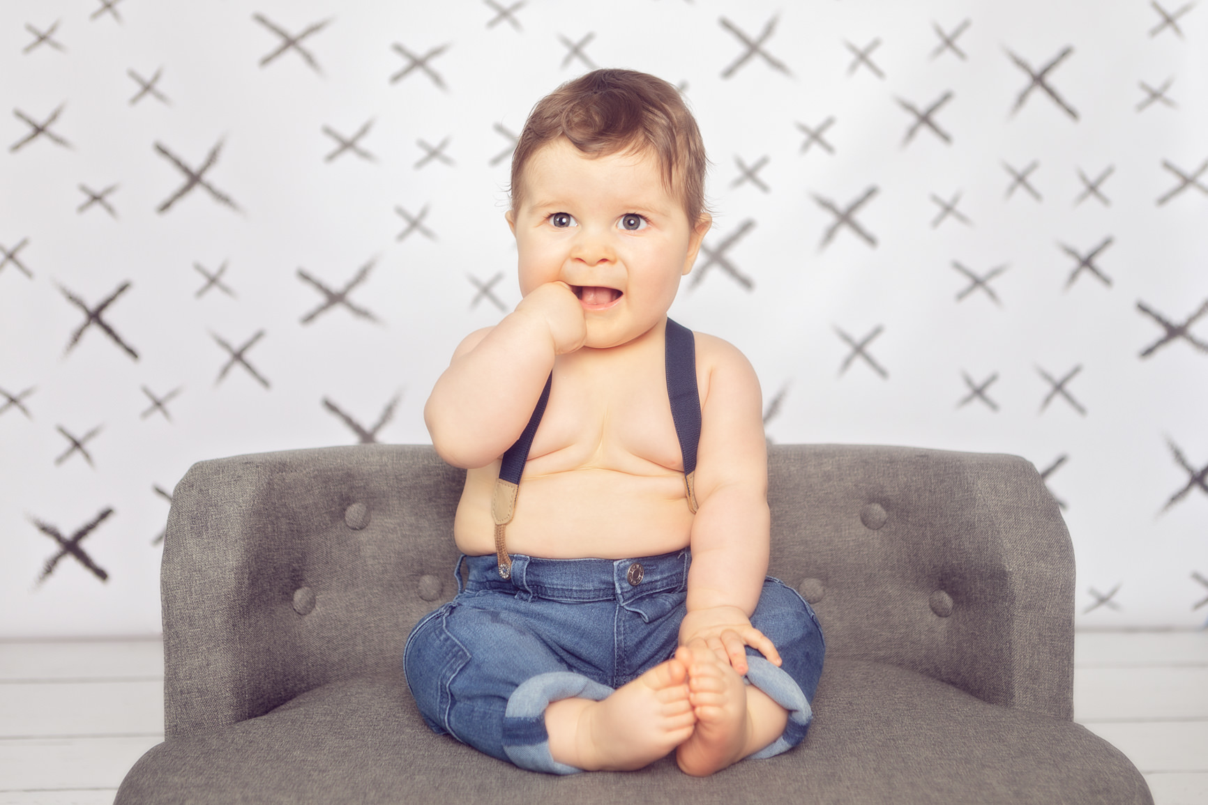 Mélanie Durand Photographe- séance photo enfant-séance photo bébé- photographe Aix en Provence- photographe Marseille- photographe Ventabren- photo studio-photographe de famille- fond studio- accessoire photo- Canon France- baby photography- little boy- photo petit garçon -photographe portraitiste-photographe PACA- photographe France- photo nouveau né- carte cadeau- bon cadeau- page accueil- photographe maternité-newborn photography-photo de famille- family photography-photo couleur- shooting bébé- shooting nouveau né-photo mise en scène