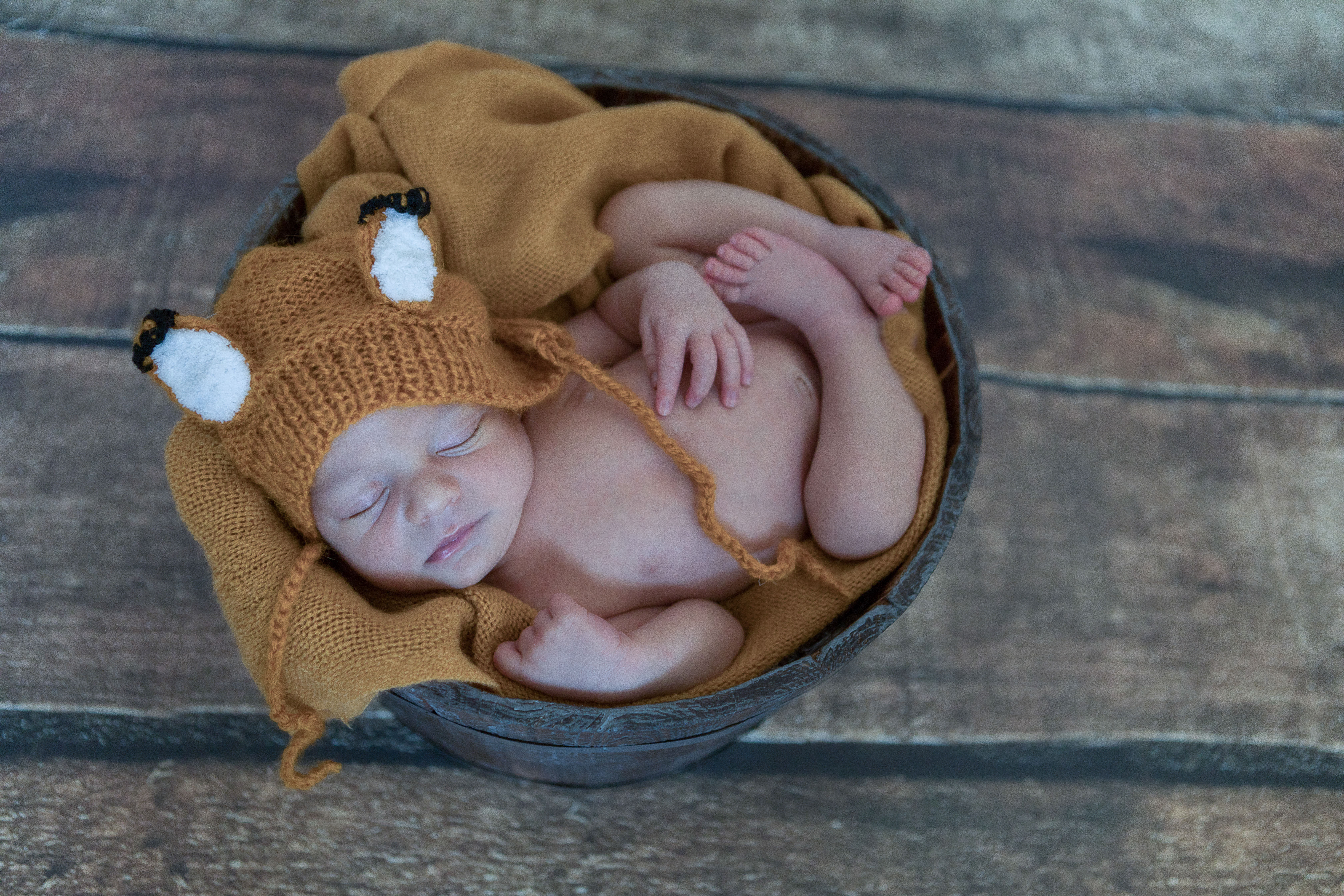 Livio – photographe du sud – photographe Aix en Provence les Milles – photographe naissance Eguilles Livio - photographe du sud - photographe Aix en Provence les Milles - photographe naissance Eguilles - photographie naissance - photographie spécialisée nourrisson et future maman - séance photo home studio Ventabren - clichés doux et colorés - couleur d'automne - photographe pro pour naissance - photogaphe diplomée - newborn photography - photo premier enfant - souvenir d'enfance - livre album - album photo - bonnet petit renard accessoire - photo bébé endormi - photographe Durand Melanie - séance émotion - amour de bébé - photo nouveau-né contenant en bois - accessoire bassine - fond de studio